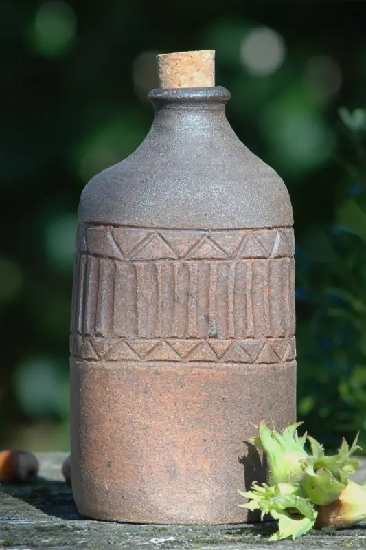 Kameninová láhev hranatá s dekorem (500 ml)