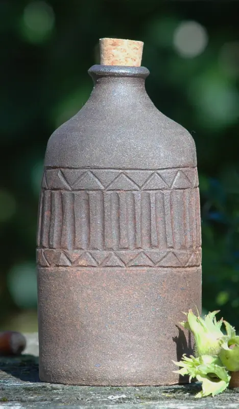 Kameninová láhev hranatá s dekorem (500 ml)