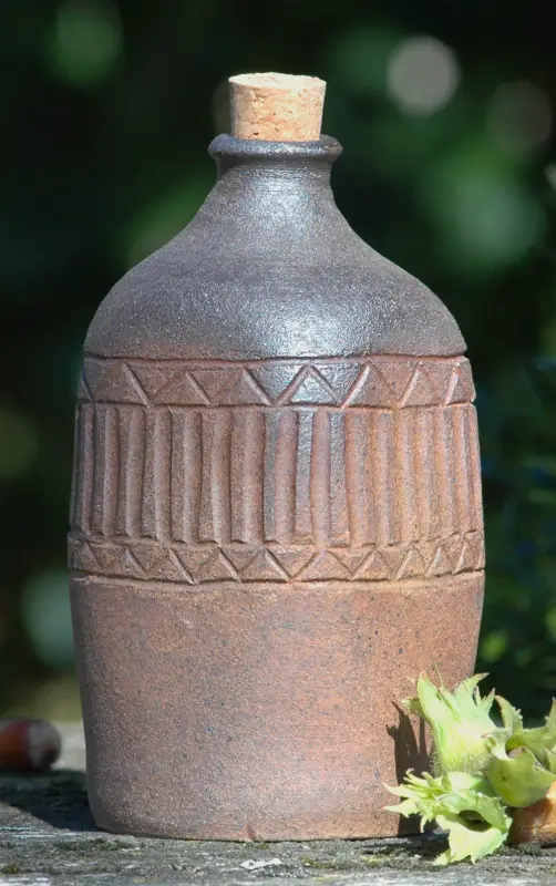 Kameninová láhev hranatá s dekorem (500 ml)
