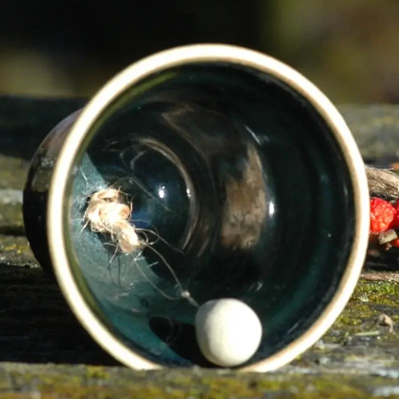 Keramický zvonek zasněžený (7 cm)