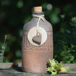Kameninová láhev hranatá s dekorem (500 ml)